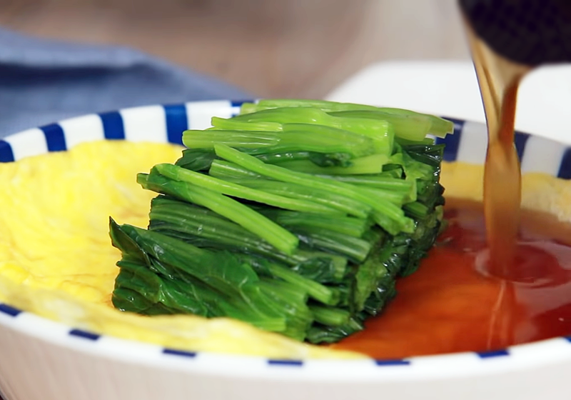 盛好白飯，灑上白芝麻，放上蛋片及菠菜，最後淋上柴魚高湯、灑上七味粉即完成。