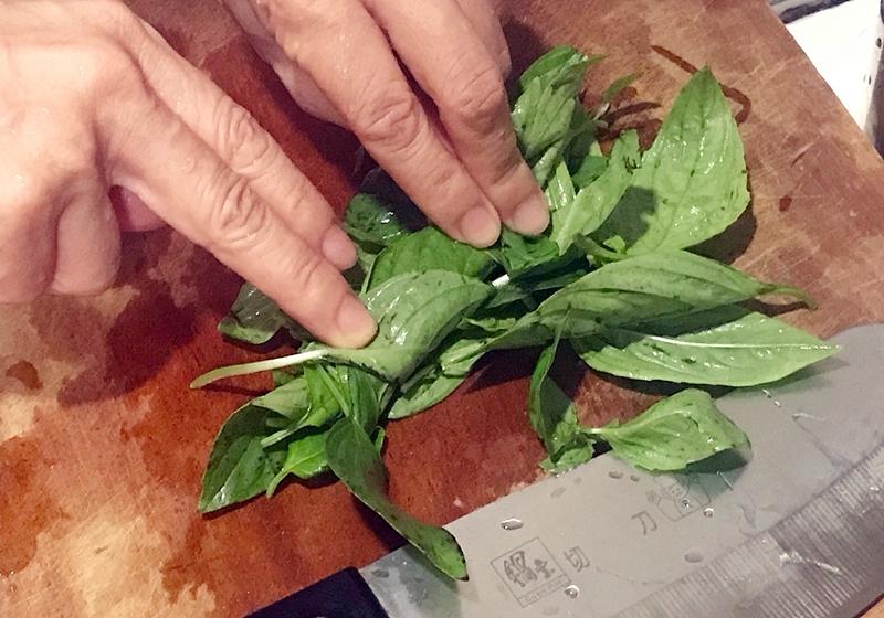 九層塔表面洗淨，將葉片輕柔捲起再切碎。雞蛋加入少許鹽，打散均勻。