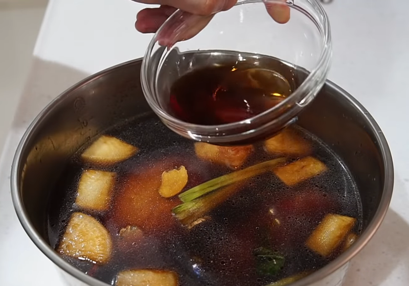 取深鍋，倒入炒香的佐料醬汁，放入牛腱，加水2000c.c.（蓋過肉），再加入適量紹興酒、八角提香。用電鍋外鍋三杯水，蒸煮1小時+燜1小時。