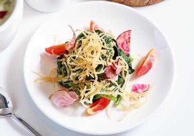 菠菜溫沙拉佐蜂蜜芥末醬