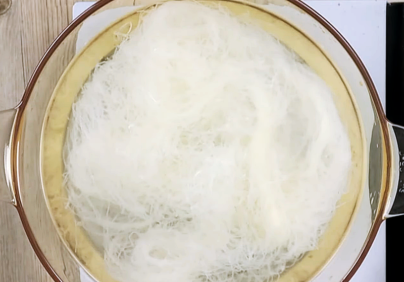 起一鍋滾水，下米粉快速拌開燙煮15秒，立刻撈起瀝乾，上蓋燜約3分鐘，開蓋備用。
