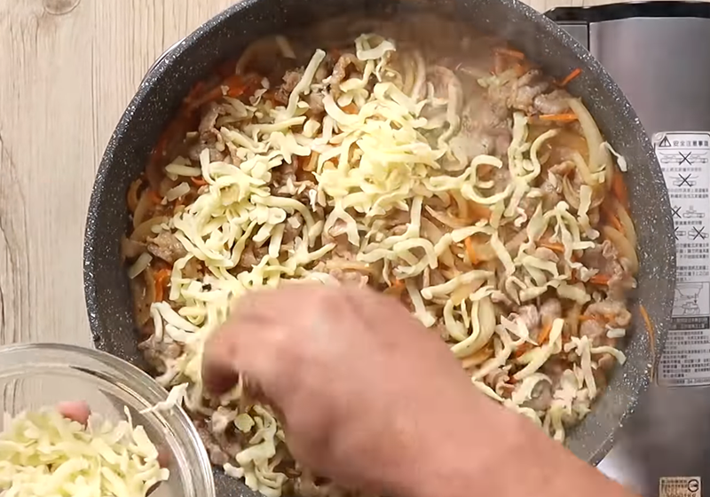 熱鍋下油，中火將作法1炒熟，起鍋前關火，下起司絲，上蓋將起司絲燜熟。