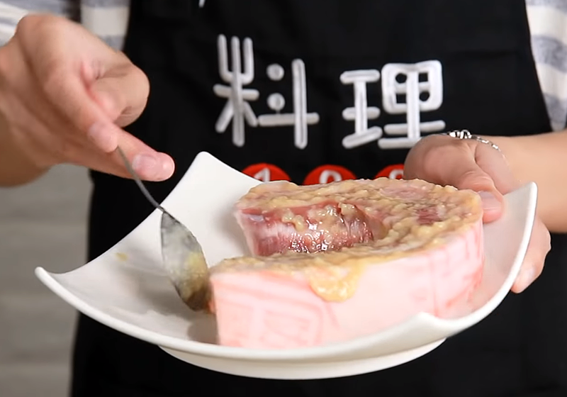 將鹽麴均勻抹在豬五花上，醃漬一晚。