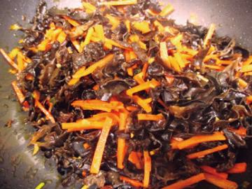 用剩下的油，炒香薑蒜末、蔥白和豆瓣醬。加入木耳和胡蘿蔔絲同炒，到胡蘿蔔軟化、木耳爆出響聲。
