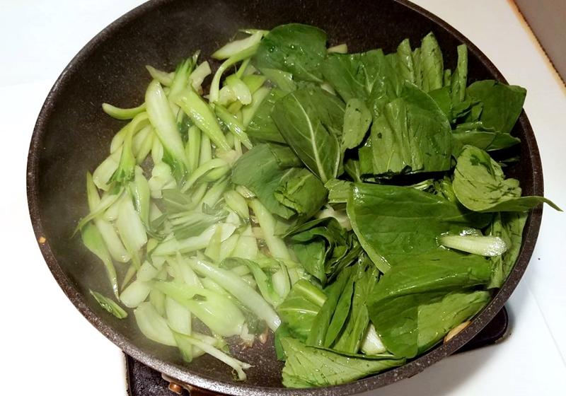 再下青江菜葉，用適量鹽調味。