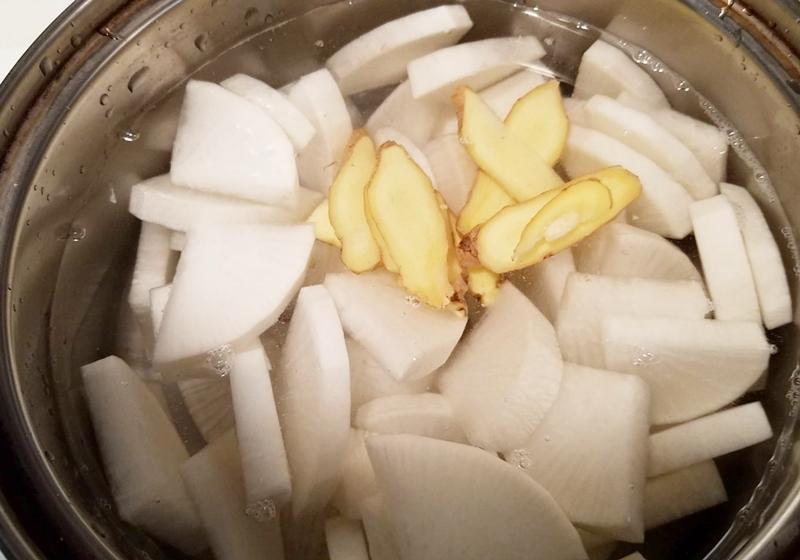 蘿蔔和薑片下鍋，加水至八分滿，燉煮約20分鐘。