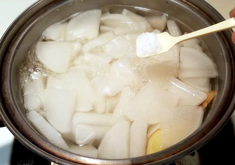 煮至蘿蔔片柔軟而透明，下少許鹽調味。