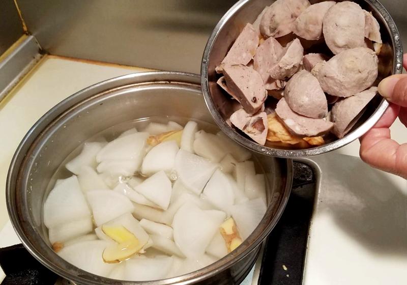 再加入貢丸煮約5～7分鐘，貢丸膨脹浮起即可。