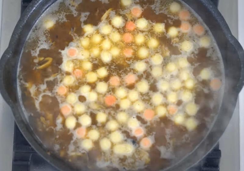 湯頭煮滾後，放入小湯圓，待湯圓煮至浮起即可撈出。