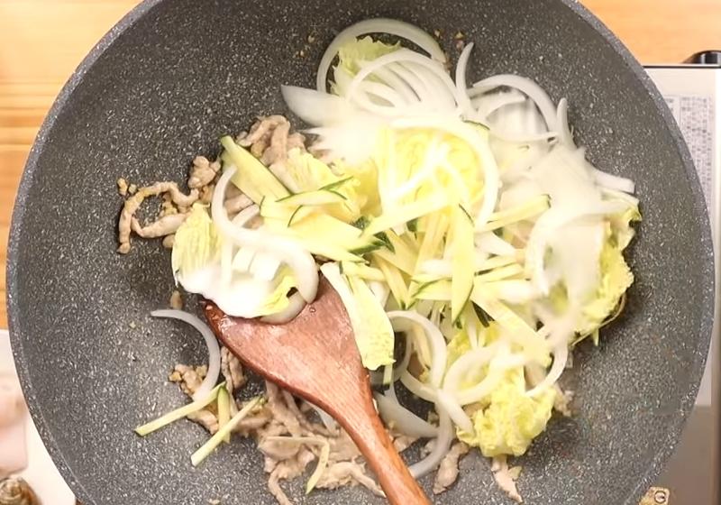 放入大白菜、洋蔥、櫛瓜一起拌炒。