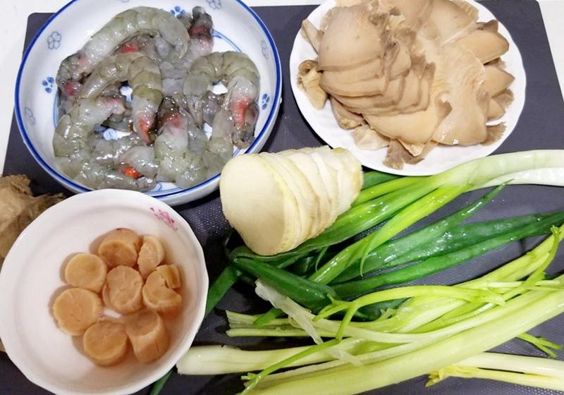 備料：蝦子去殼去腸泥，鮑魚瀝汁斜切成薄片，干貝泡發，竹筍切薄片，青蔥切蔥花，老薑切片。