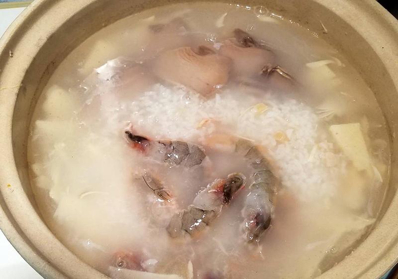 開蓋，用少許鹽、白胡椒粉調味，煮滾下蝦仁、鮑魚片，燙至蝦子轉紅熟透，再下芹菜末拌勻。
