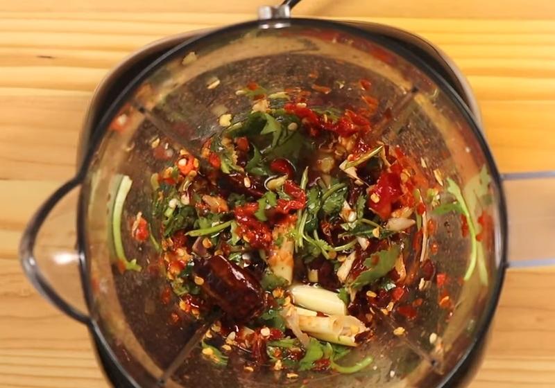 （湯底醬）將乾辣椒、辣椒、薑、香茅、檸檬葉、辣椒醬、香菜、沙拉油、魚露，放入調理機中打碎備用。