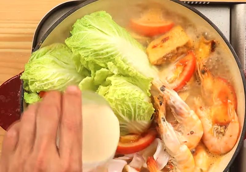 倒入三花奶水、檸檬汁調味，即可上桌開鍋。