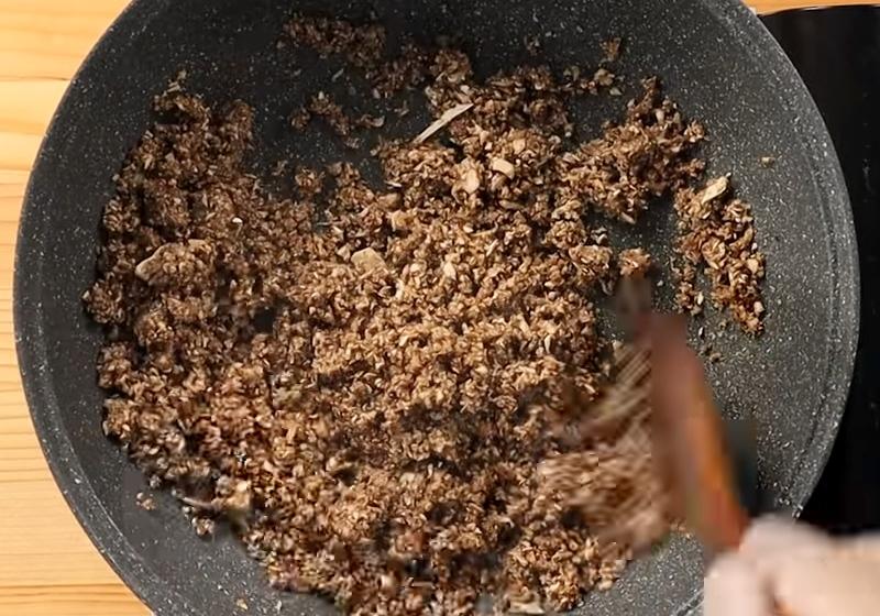 磨菇放入調理機中打碎，起鍋熱油，下磨菇加鹽跟黑胡椒調味，炒至乾爽。