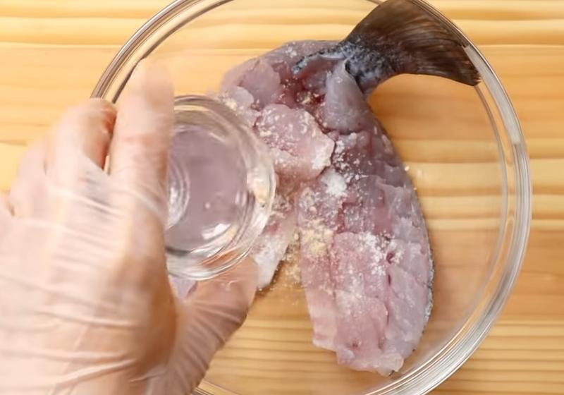 將兩側的魚肉劃菱格紋，灑上白胡椒、鹽、米酒抓醃。