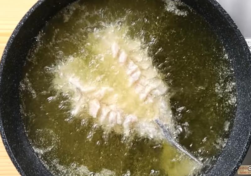 魚肉均勻沾上地瓜粉後，下鍋以160度油炸至金黃。