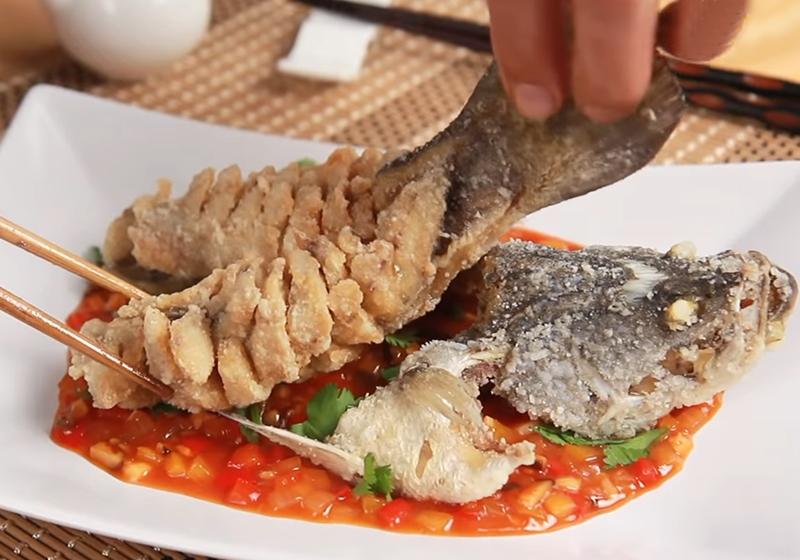 以醬汁鋪底，放上炸好的魚頭及魚肉，即可上桌。
