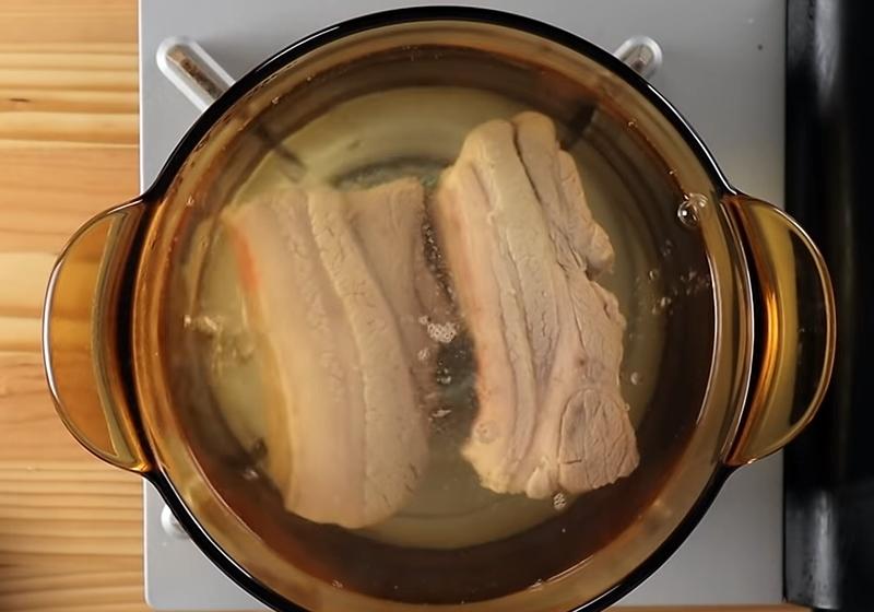 起一鍋熱水，放入五花肉汆燙3分鐘，去除腥味及油脂。