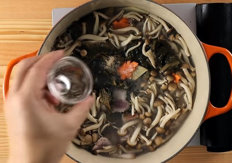 加鹽、胡椒、米酒調味，燜煮10分鐘，起鍋前淋上香油即可。