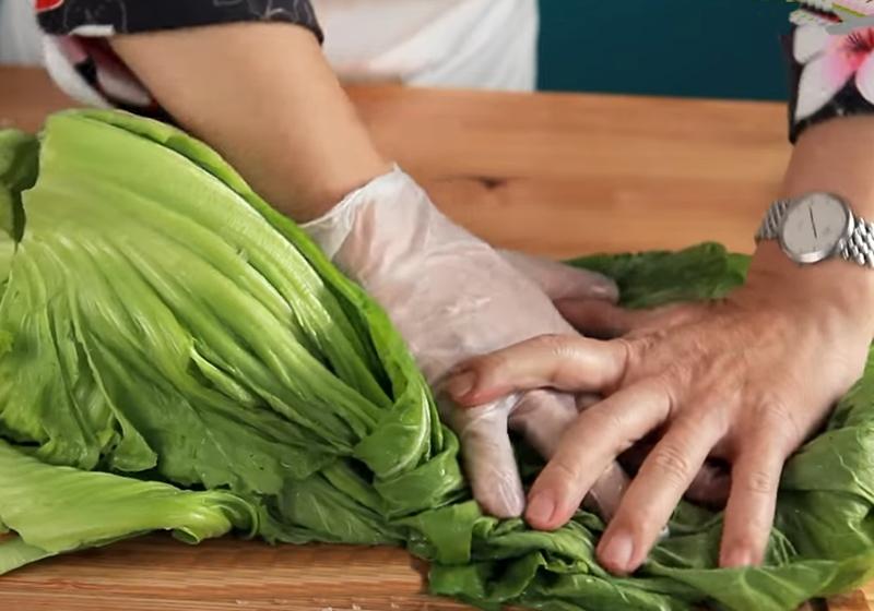 【自製福菜】將上層的芥菜蓋起後，擠壓芥菜讓它出水，去青味澀味，放入甕中以大石頭壓著，過程中每天翻一次，約5-7天可變鹹菜，曝曬成乾變福菜，再塞入瓶中一年後就是梅干菜。