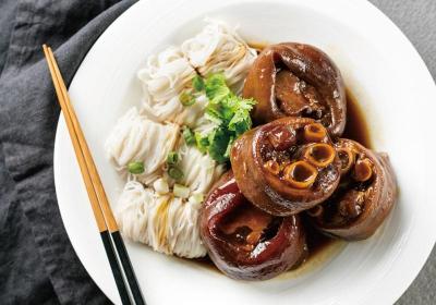 閏月為父母添福壽！自己煮「豬腳麵線」醬色濃不油膩有撇步
