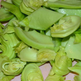 芥菜去葉取梗（葉子可以炒豆乾或肉丁），菜梗上比較薄的部分也稍微修掉，行狀不規則的可以豎起剖開，方便切，通通切成適口片塊。