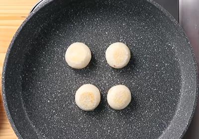 湯圓燙熟，下鍋煎至兩面上色。