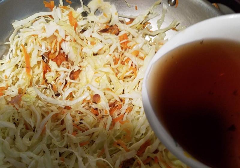 倒入泡香菇水，再加入兩碗水，悶至蔬菜熟軟。