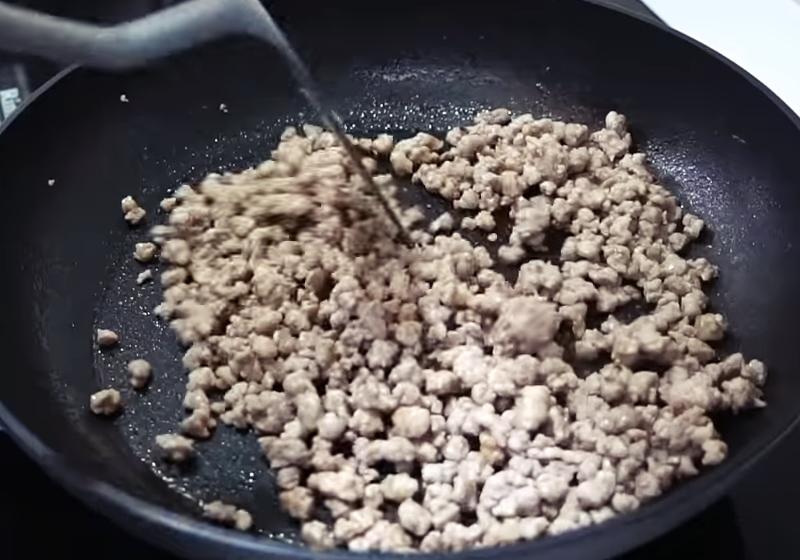 起鍋不加油，直接放入豬絞肉炒至乾爽後，盛出備用。