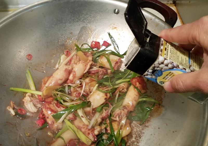 起鍋前下白胡椒粉、香油提香，即可品嚐。