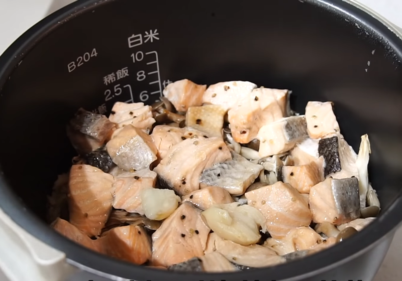如果使用電子鍋，就用標準煮白飯的方式烹調；如果用一般傳統電鍋，外鍋加入1.5杯水，蒸煮至跳起，再燜20分鐘。