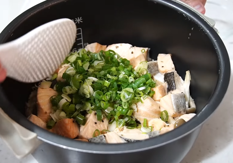 炊飯煮好後，趁熱拌入青蔥即可品嚐。