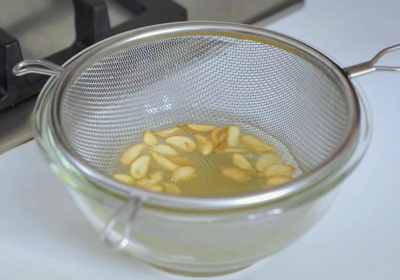 起鍋倒入油，放入蒜片油炸至金黃，瀝出備用。