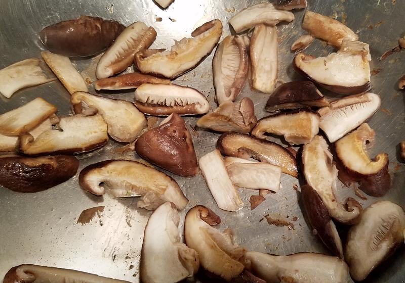 鮮香菇切厚片，熱油鍋，下少許油，將香菇片煸出香氣，煎至金黃，取出備用。 
