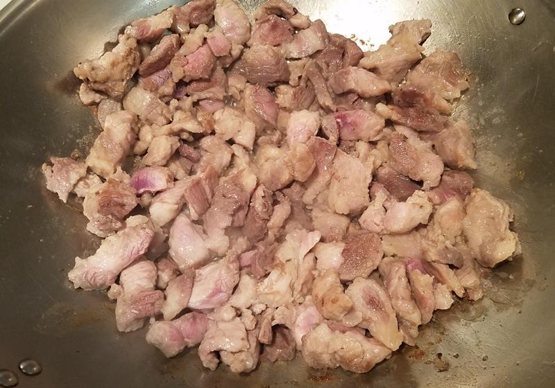 同鍋，補下油，熱鍋後放入梅花肉煎炒至上色。
