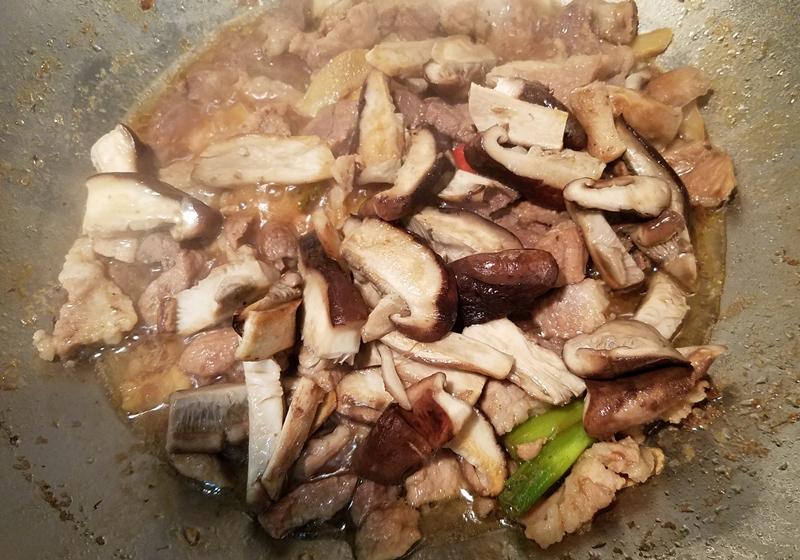 起鍋前，加入香菇、蔥綠，大火快炒拌勻即可。