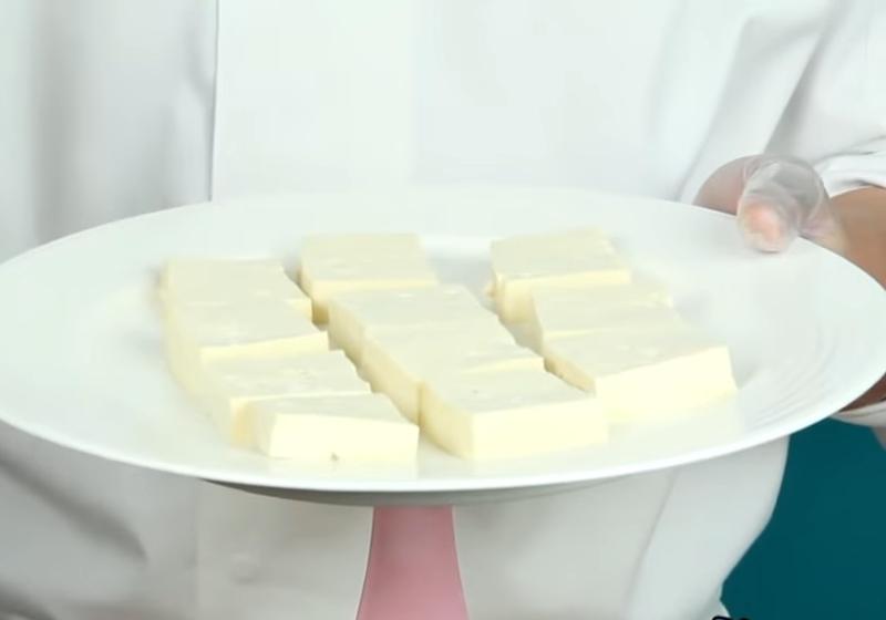 豆腐切片，灑上鹽巴靜置10～15分鐘。