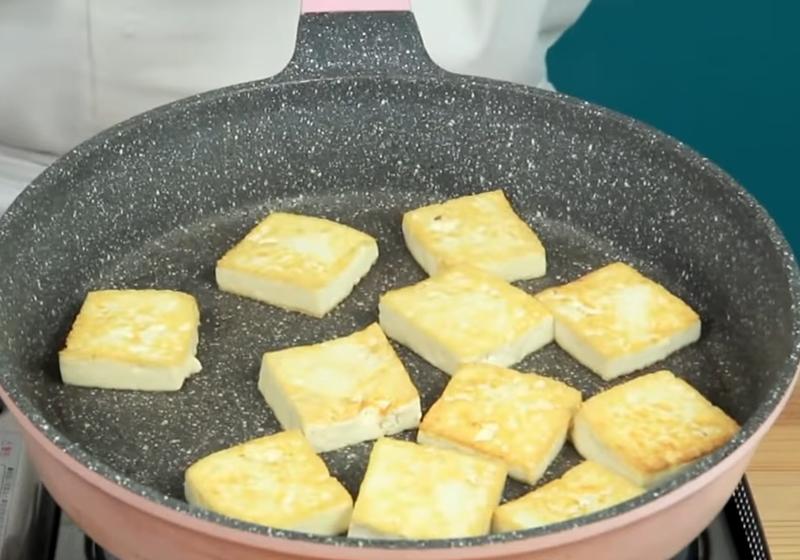 起鍋熱油，放入豆腐煎至兩面金黃上色後取出。