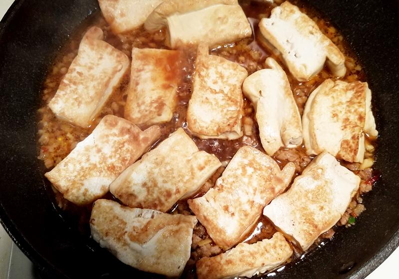 放入步驟1煎好的豆腐，不須動鍋，讓它燒煮5分鐘收汁入味。