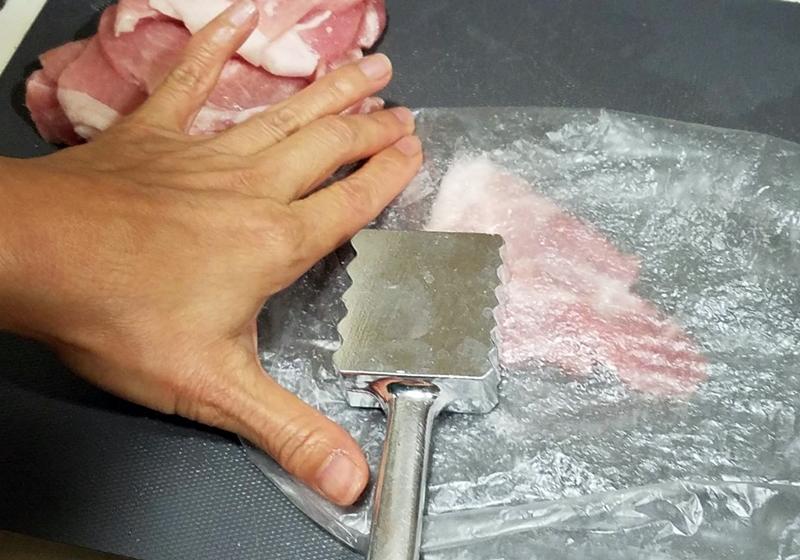 豬排放入塑膠袋中，每片都以肉槌捶打成薄片狀，使肉質軟嫩、更易入味。接著加入醬油、蠔油、蒜末醃漬10分鐘，再加入太白粉用手搓勻。

