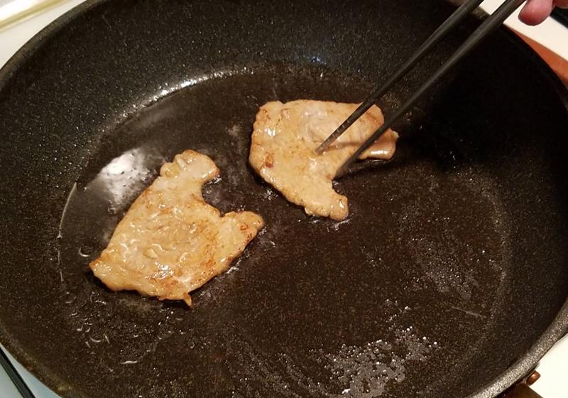 熱鍋，下橄欖油，以中火煎香豬排，兩面各煎約1分鐘至熟。
