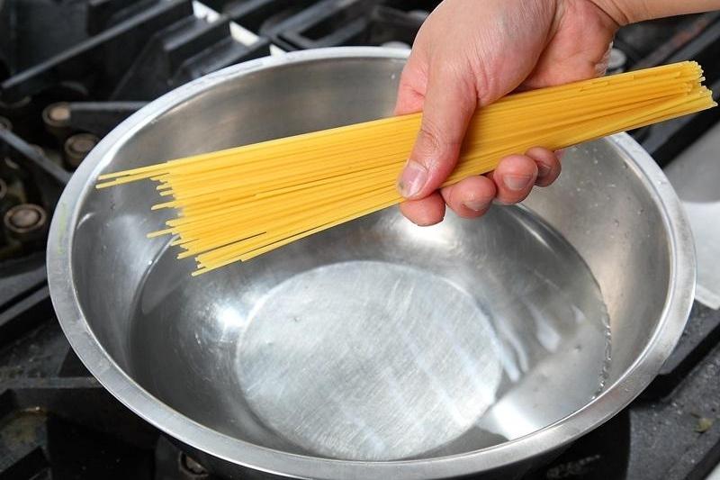 懶人必學「義大利麵快速煮法」！下鍋前多一步，料理時間少一半