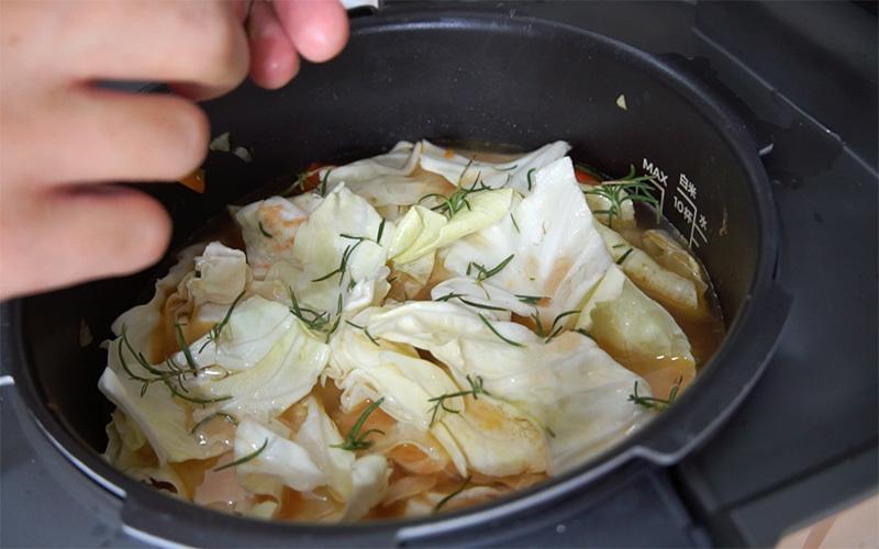 料都炒香後，加入水約1000c.c.，再加入高麗菜。這時可以放入一些香葉，例如百里香或是迷迭香。