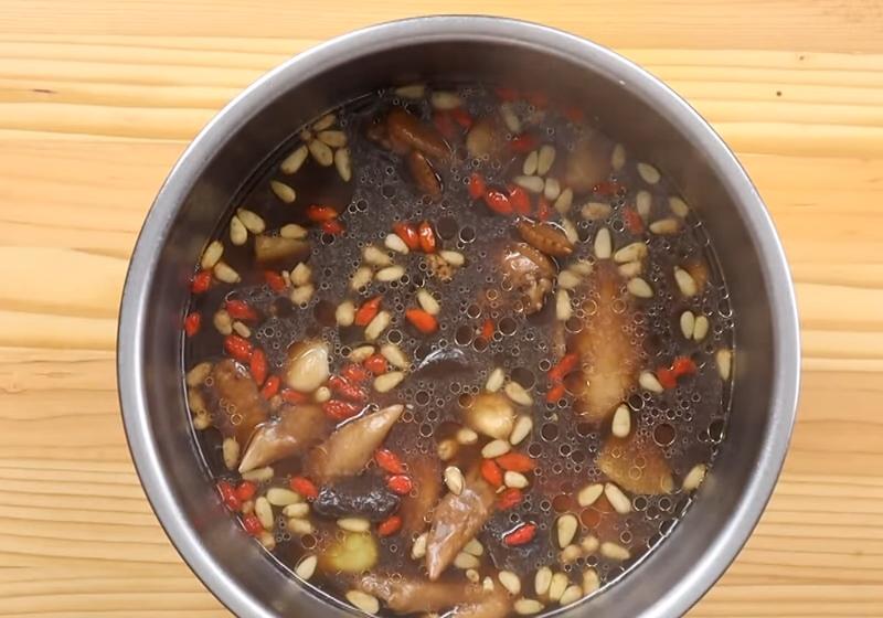 將食材放入電鍋蒸約35～40分鐘，起鍋後加鹽調味即可。