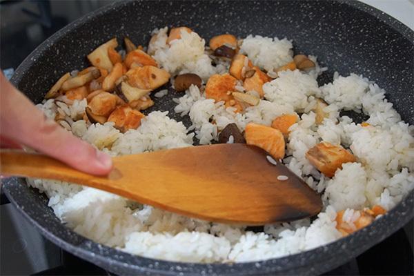 加入白飯，充分將白飯揉開，大火翻炒。