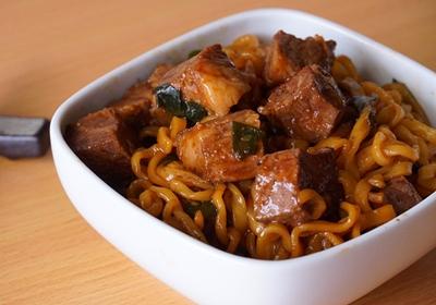 《寄生上流》Chapaguri 牛肉炸醬麵 (影音) 《寄生上流》Chapaguri 牛肉炸醬麵 (影音)