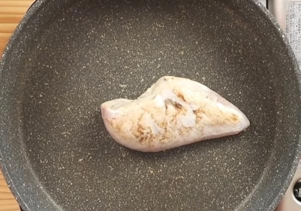 熱鍋下雞胸肉，用大火乾煎至表面變色後，蓋上鍋蓋轉小火燜煎4分鐘。