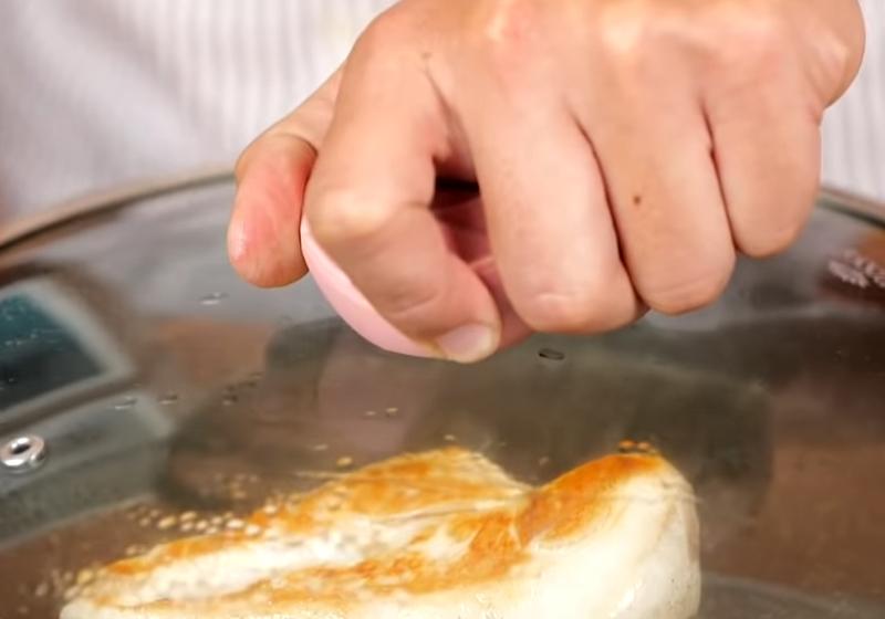 時間到關火，開蓋將雞胸肉翻面後，再加蓋不開火燜4分鐘後取出，切片備用。