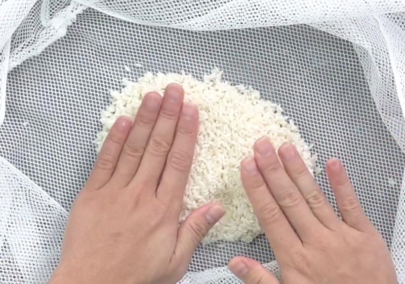 將浸泡好的糯米用蒸籠布包起後，放入鍋中蒸20～30分。